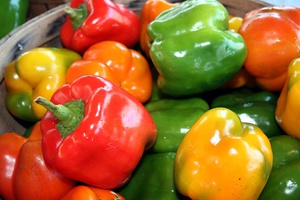 Paprika-paprika može se uzgajati sjemenom u zemlji ili prvo sadnicama.