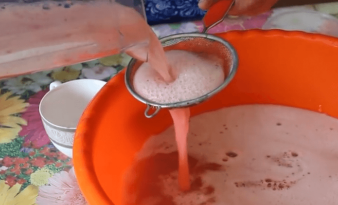 Braškių mišinio perkošimas per koštuvą